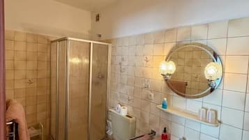 Badewanne, Handtücher, Seife, Shampoo