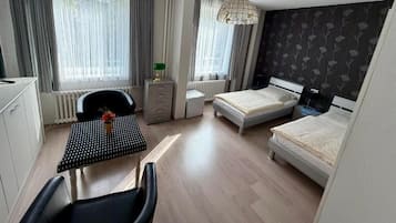 Doppel- oder Zweibettzimmer, eigenes Bad | Schreibtisch, laptopgeeigneter Arbeitsplatz, Bügeleisen/Bügelbrett