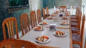 A conference room with a long table, chairs, a flat-screen TV, and a decorative wall. - HOTEL TAMAZUNCHALE (Tamazunchale)