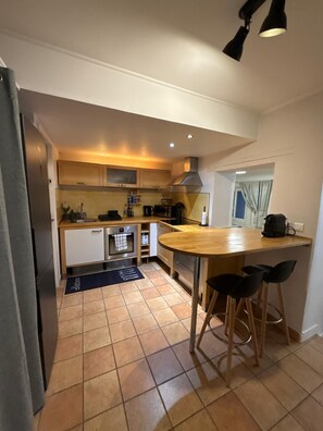 Private kitchen - Vrbo Property (Rueil-Malmaison)