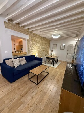Living area - Vrbo Property (Rueil-Malmaison)