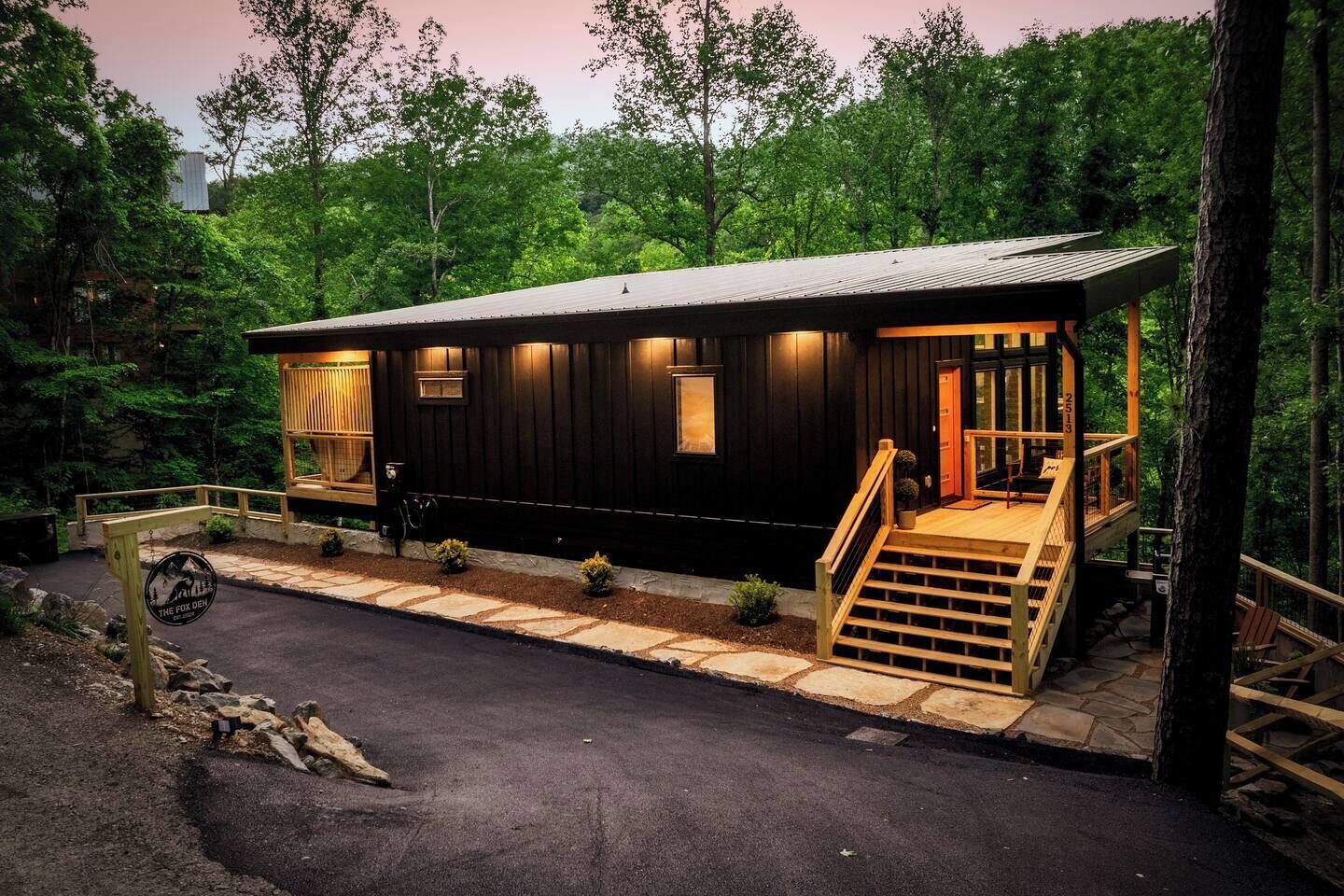Eine Holzhütte mit Veranda und einer Treppe zum Eingang.