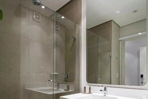 Bathroom - Discover Convenience from an Inviting Room | Near Museum of Paleontology -2.4 mi (São Paulo)