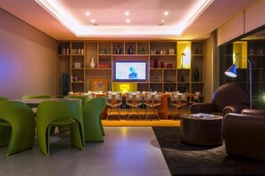 Dining - The Perfect Balance of Productivity and Comfort | Marília Airport - 3.5 miles (São Paulo)