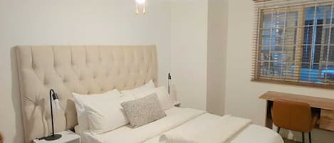 Tabla de planchar con plancha, wifi y ropa de cama