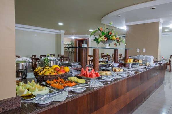 Un buffet proposant une variété de fruits, de légumes et de plats.