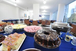 Een buffet met diverse desserts en een chocoladefonteine.