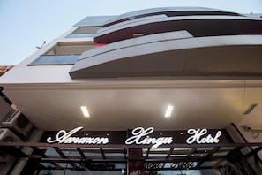 Et hotel med moderne arkitektur, med tydelig skiltning for 'Amazon Kingu Hotel'.