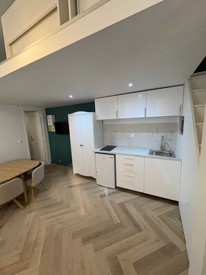 Private kitchen - Vrbo Property (Paris)