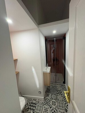 Bathroom - Vrbo Property (Paris)