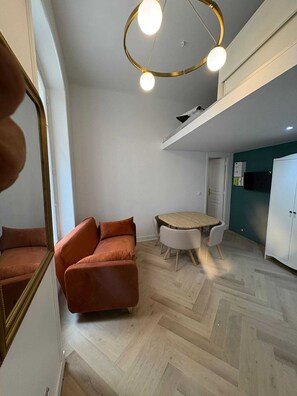 Living area - Vrbo Property (Paris)