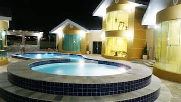 Piscina coperta, una piscina riscaldata