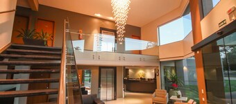 Quiet, Upscale Room w/ Outdoor Pool Access | Free Breakfast Buffet & Parking