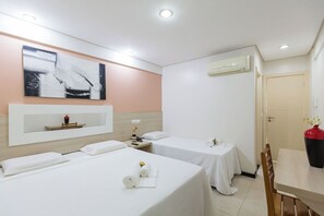 Room - Polished Trio Room Downtown | Easy Town Commute, Free Parking & Breakfast (Eunápolis)