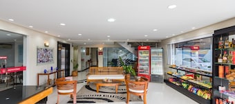 Modern Triple Room in Centro | Walk to Local Stores, Free Breakfast & Parking