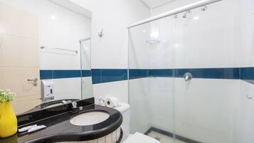 Secador de cabelo, toalhas de banho