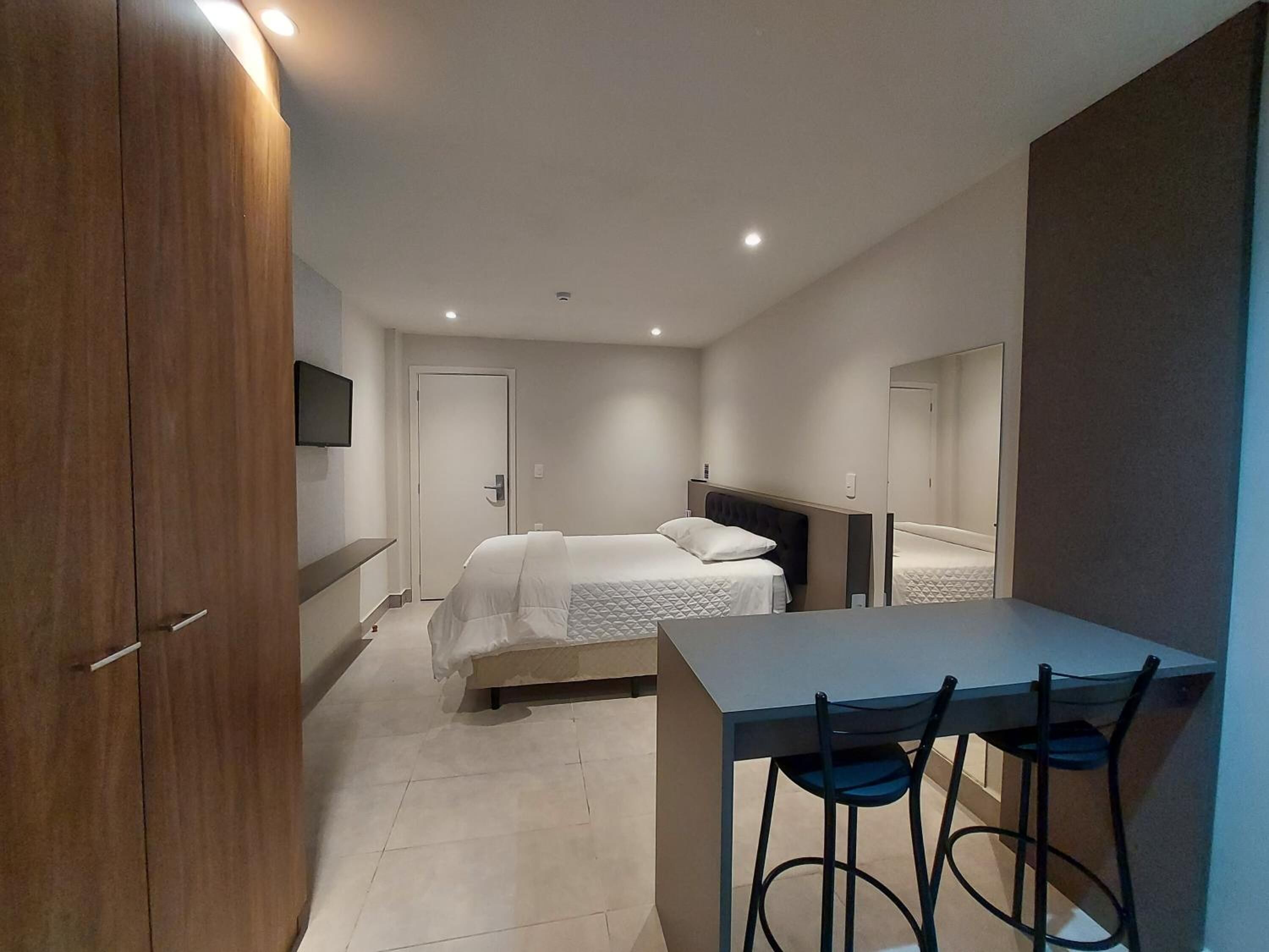 Tabla de planchar con plancha, wifi gratis y ropa de cama 