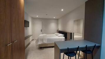 Tabla de planchar con plancha, wifi gratis y ropa de cama