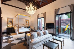 Phòng Suite Cao cấp, 1 giường cỡ king và sofa giường, ban công, quang cảnh thành phố | Khu phòng khách
