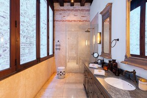 Phòng Suite Superior, quang cảnh vườn | Phòng tắm | Máy sấy tóc, dép đi trong nhà, khăn tắm, xà phòng 