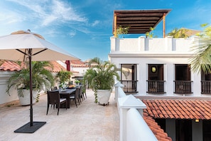 Suite Comfort, pemandangan kolam renang | Tempat makan outdoor