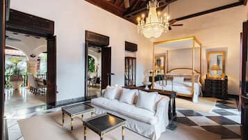 Suíte superluxo, 1 cama King e sofá-cama, sacada, vista para a cidade | Parte interna