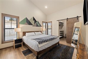2 bedrooms, desk, iron/ironing board, travel crib - Private hot tub, close to ski mountian (Red Lodge)