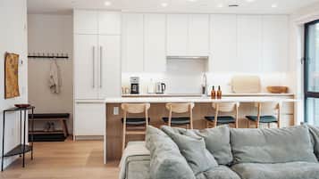 Condo, vista a la montaña | Área de sala de estar | Smart TV