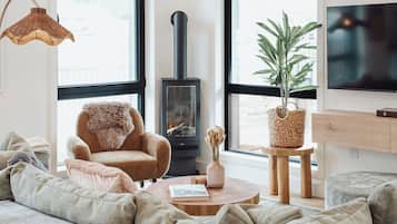Condo, vista a la montaña | Área de sala de estar | Smart TV