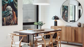 Condo, vista a la montaña | Restaurantes