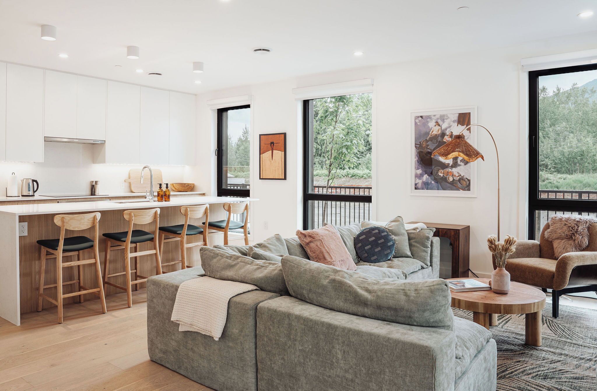Condo, vista a la montaña | Área de sala de estar | Smart TV 