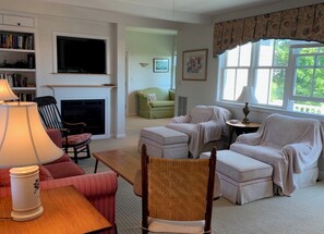 Living area - Beach house on Standish Shore Duxbury MA (Duxbury)