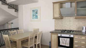House, 4 Bedrooms, Smoking, Private Pool | Dining room