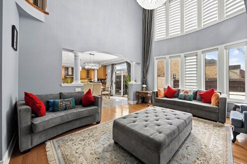 Bright & Cozy Detached Home ~ Sleeps 8 ~ 3.5 Baths