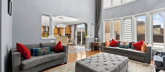 Bright & Cozy Detached Home ~ Sleeps 8 ~ 3.5 Baths
