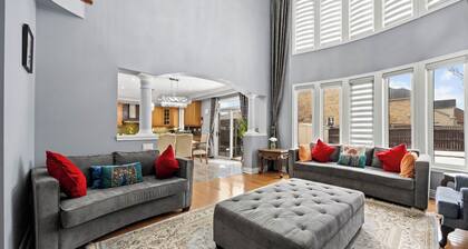 Bright & Cozy Detached Home ~ Sleeps 8 ~ 3.5 Baths