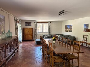 Dining - NEW! Large Modern Home on a Vineyard Estate - Pool, Nature, Sleeps 14 (Puisserguier)