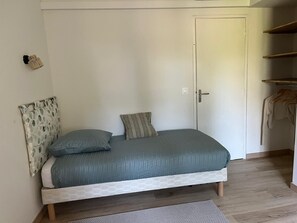 Room - NEW! Large Modern Home on a Vineyard Estate - Pool, Nature, Sleeps 14 (Puisserguier)