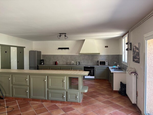 Private kitchen - NEW! Large Modern Home on a Vineyard Estate - Pool, Nature, Sleeps 14 (Puisserguier)