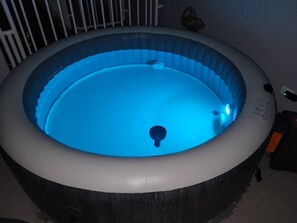 A hot tub with a blue light. - The Villa in Miradero (Mayaguez)