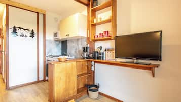 Wasserkocher mit Kaffee-/Teezubehör, Kühlschrank, Mikrowelle, Ofen
