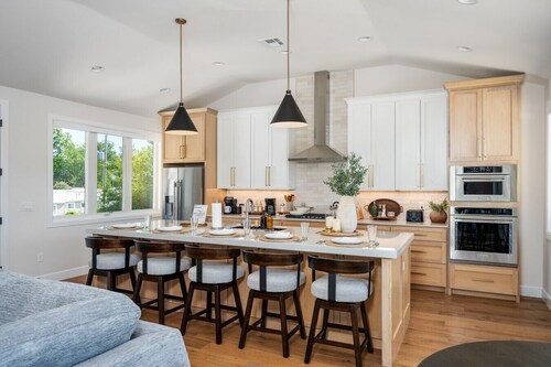 Modern Tulsa Retreat w Balcony & Sleeps 13!