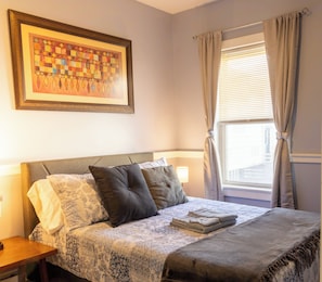 Tabla de planchar con plancha, wifi gratis y ropa de cama 