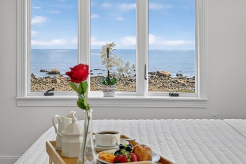 Immaculate Ocean Views | Sleeps 11 | Waterfront!