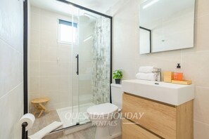Shower, hair dryer, bidet, towels