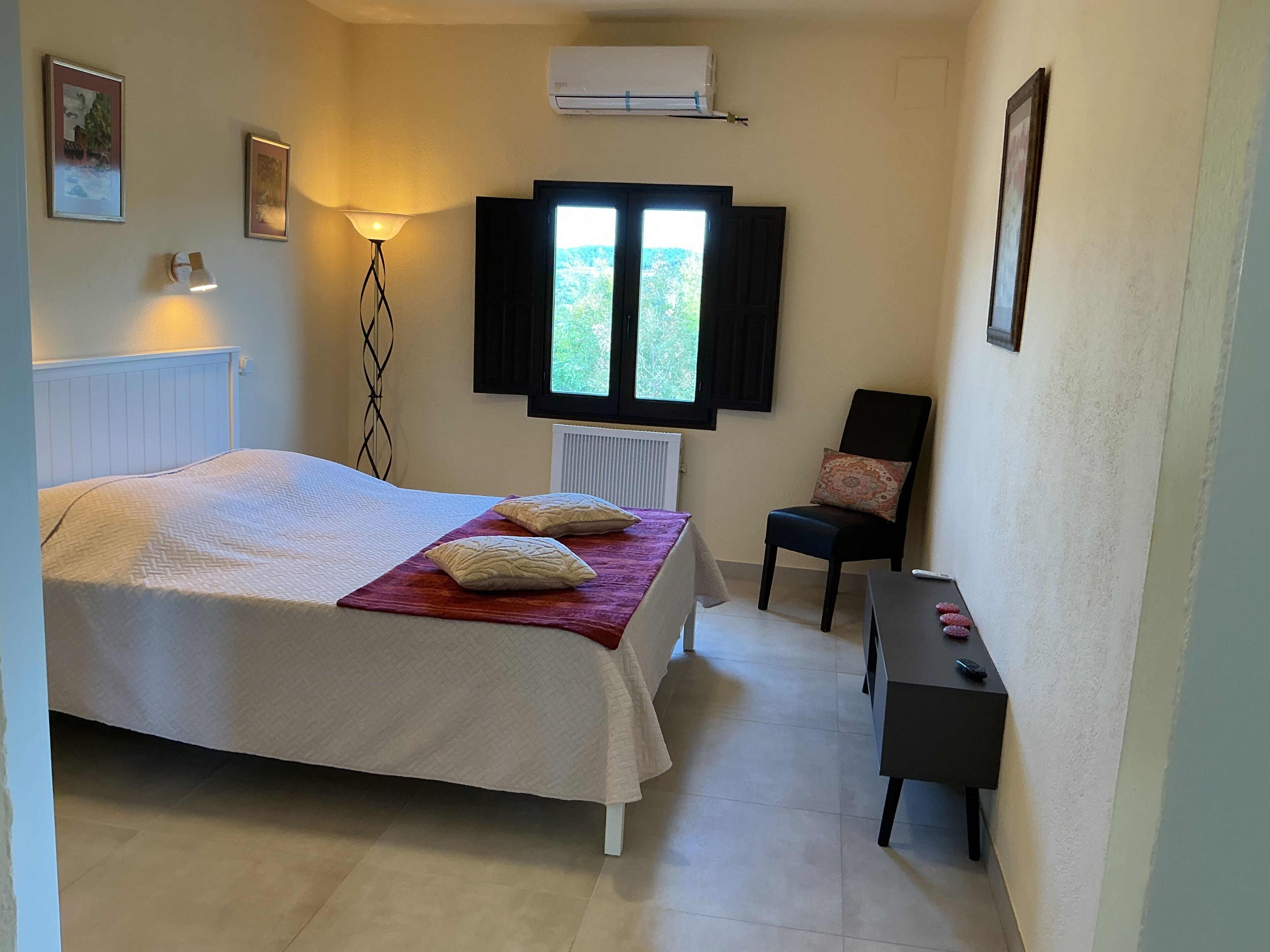 1 habitación, escritorio, tabla de planchar con plancha y wifi gratis 