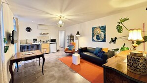 A modern living room with a sofa, coffee table, and a dining area with chairs and a table. - "C7 Balcony Railing" — New, with a balcony in Omegna (Omegna)