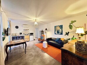 A modern living room with a sofa, coffee table, and a dining area with chairs and a table. - "C7 Balcony Railing" — New, with a balcony in Omegna (Omegna)