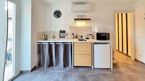 A compact kitchen with a sink, a microwave, a coffee maker, and a small refrigerator. - "C7 Balcony Railing" — New, with a balcony in Omegna (Omegna)