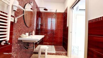 Chambre Double Classique, balcon, vue montagne | Salle de bain